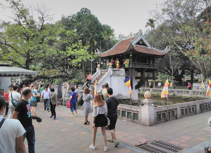 La pagode à un pilier est très fréquentée par les touristes