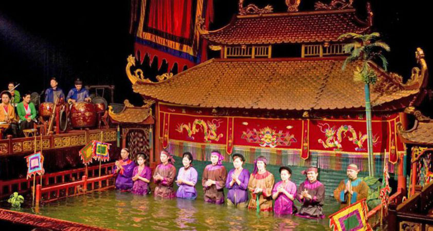 Commencer votre Voyage Vietnam nouvelles frontieres par un spectacle de marionnettes sur l'eau