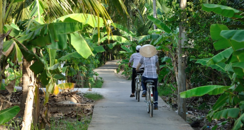 Faire du vélo dans les environs de l'éco-village - une activité intéresstante de ce Circuit Vietnam 11 jours