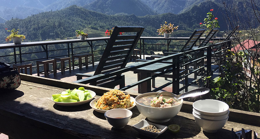 Repas en plein air à Sapa
